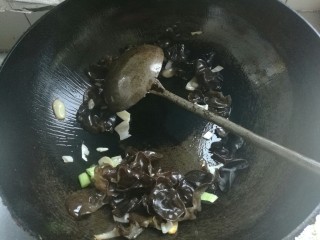 8、黄瓜炒鸡蛋,下木耳翻炒至熟。