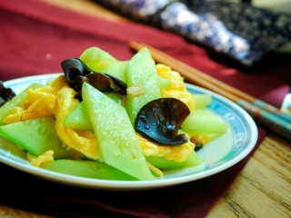 12、黄瓜炒鸡蛋,出锅装盘。