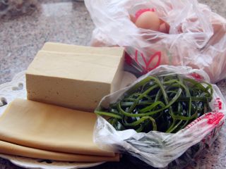 1、卤素菜,准备食材。