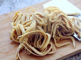 3、卤素菜,千张切成丝。