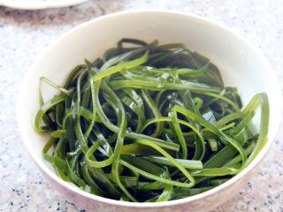 5、卤素菜,海带洗干净备用。