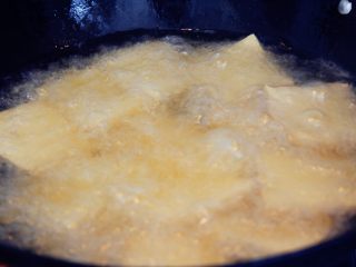 7、卤素菜,把豆腐放进去，炸成金黄色。
