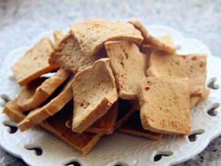 9、卤素菜,炸好的豆腐捞出备用。