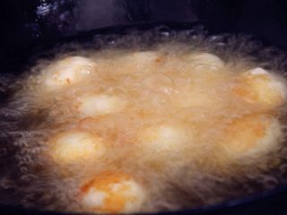 10、卤素菜,放入剥好壳的鸡蛋，炸至金黄色。