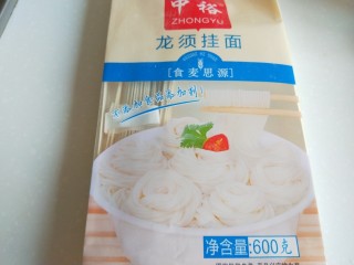 2、四川担担面,龙须面准备。