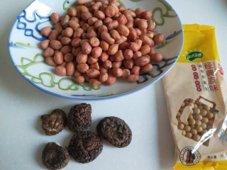 4、四川担担面,食材:花生米,黄豆香菇。