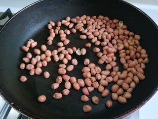 5、四川担担面,平底锅倒入花生小火煎炒。