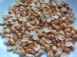 7、四川担担面,倒入盘中放凉搓一下去皮。