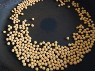 8、四川担担面,接着在倒入黄豆沙。