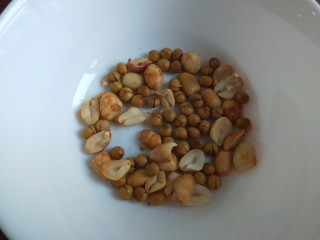 10、四川担担面,碗中放入花生米,黄豆。