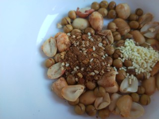 11、四川担担面,加入花椒粉,熟芝麻,鸡粉。