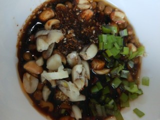 12、四川担担面,倒入适量红油,老抽,香油,蒜末,姜末,香料,香葱。熟肉末,醋。