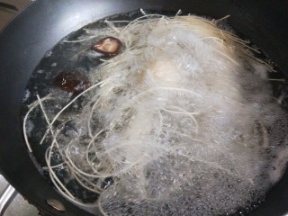 13、四川担担面,水开打入一颗鸡蛋香菇,煮定型下面煮熟捞出来。