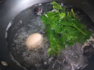 14、四川担担面,放入青菜烫一下水捞出来放入碗中,捞出鸡蛋。