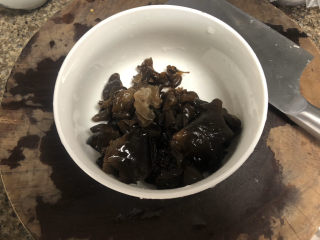 6、莴笋炒木耳➕客舍青青柳色新,木耳泡发好后，在流动水下揉搓洗净