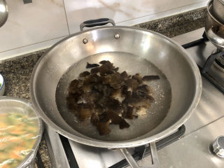 8、莴笋炒木耳➕客舍青青柳色新,坐锅烧水，水开下木耳，煮一分钟