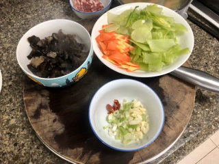 10、莴笋炒木耳➕客舍青青柳色新,全部食材准备就位