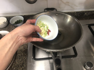 11、莴笋炒木耳➕客舍青青柳色新,热锅冷油，下葱末蒜末干辣椒小火煸香