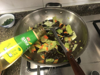 15、莴笋炒木耳➕客舍青青柳色新,加入半汤匙蚝油