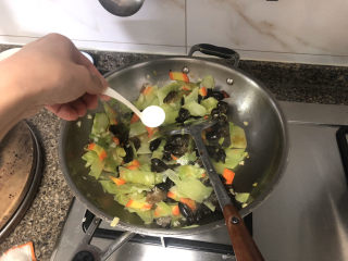 17、莴笋炒木耳➕客舍青青柳色新,尝下咸淡，根据个人口味添加少许食盐翻炒均匀，出锅