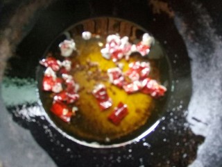 3、香水血旺,放干海椒、花椒和麻椒小火炒香。