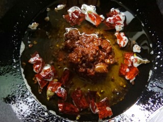 4、香水血旺,加郫县豆瓣酱小火炒香。