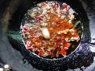 5、香水血旺,加冰糖炒香。