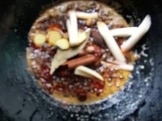 8、香水血旺,加大葱和姜大火炒料。