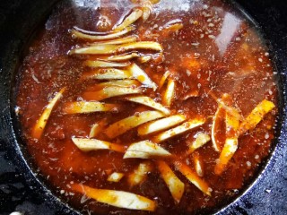 11、香水血旺,汤熬浓香后，去淖，放杏鲍菇熬汤。