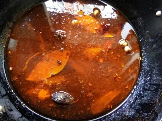 10、香水血旺,倒入清纯的泉水熬汤。