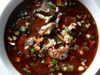 15、香水血旺,盛入汤钵中，撒上蒜粒和葱花。