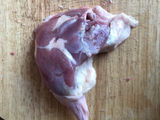 1、家常下饭鸭丝,冰鲜鸭腿2个，洗净，去皮