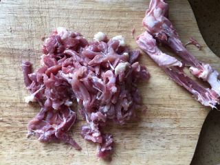 3、家常下饭鸭丝,用少量盐、生粉把切好的鸭丝腌制一下。这一步我忘记拍图，哈哈，不好意思。