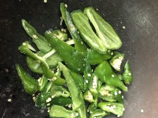 6、家常下饭鸭丝,青辣椒块加少量盐，在铁锅内煸炒到5分熟