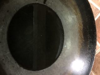 8、家常下饭鸭丝,热锅下油，升温到120度以上，就是没有泡沫，少量青烟的时候，下鸭丝