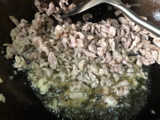 10、家常下饭鸭丝,到鸭丝基本变色，就盛出来备用，油留在锅里