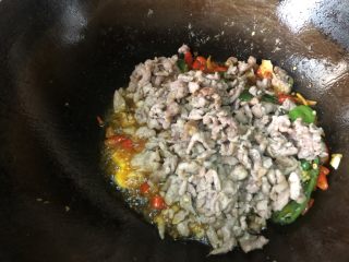 12、家常下饭鸭丝,倒入之前准备好的青椒丝和鸭丝，翻炒。