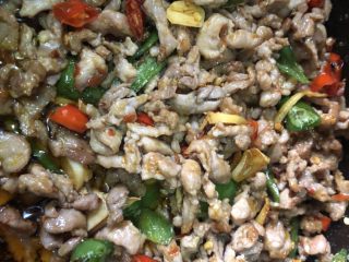 13、家常下饭鸭丝,翻炒的过程中，加白胡椒粉，加少量蚝油。大约2分钟就可以准备出锅，因为鸭丝之前已经是快熟的了。