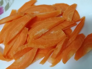 3、胡萝卜炒杏鲍菇,切片。