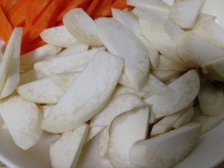 4、胡萝卜炒杏鲍菇,杏鲍菇清水洗干净，切片。