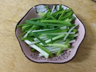 5、胡萝卜炒杏鲍菇,蒜苗洗干净切段。