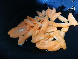 6、胡萝卜炒杏鲍菇,热锅凉油，放入胡萝卜片。