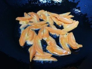 7、胡萝卜炒杏鲍菇,文火翻炒均匀，把胡萝卜稍微炒软。