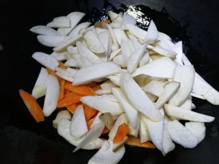 8、胡萝卜炒杏鲍菇,放入杏鲍菇。