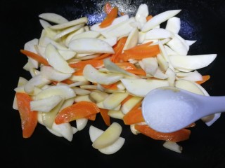 10、胡萝卜炒杏鲍菇,加半小勺盐，继续文火翻炒。