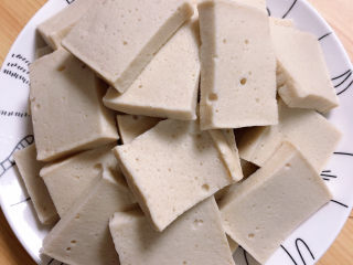 1、干锅千叶豆腐,准备好千叶豆腐，洗净待用。