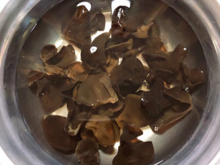 3、干锅千叶豆腐,提前2小时，泡好少许黑木耳。