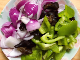 5、干锅千叶豆腐,将蔬菜切块待用。