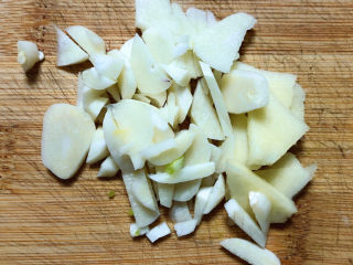 6、干锅千叶豆腐,姜蒜切好待用。