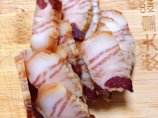 7、干锅千叶豆腐,腊肉切片待用。
